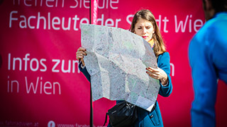 Frau studiert die Radkarte fr Wien